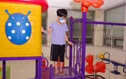 Đang khỏe mạnh, bé 8 tuổi yếu 2 chân, bắt đầu lan đến tay  
