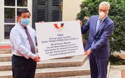 80.000 chiếc khẩu trang tặng nước Đức