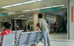 Chàng trai tự nguyện đi guốc cao gót hộ bạn gái 