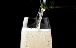 Tôn dáng chỉ với... một ly champagne