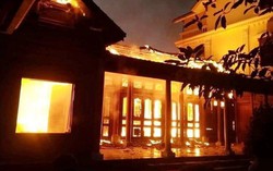Vợ chồng thắp nhang rồi đi làm, căn nhà gỗ tiền tỷ bị thiêu rụi