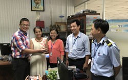 Nữ nhân viên siêu thị tìm viên kim cương giá 150 triệu trả cho khách