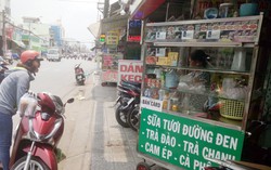 TPHCM: Không ngại nóng như đổ lửa, nhiều chủ quầy giải khát lăn ra vỉa hè 'hốt bạc'