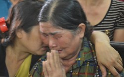 Mẹ bị cáo Tiến khóc ngất khi con không thoát án tử