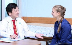 Điều gì khiến nhiều khách Tây tìm đến bệnh viện ta chữa bệnh?