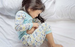 Con giả vờ đau bụng vì sợ đi học lớp 1 
