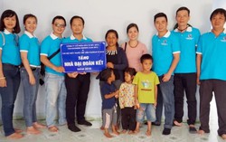 Tặng nhà Đại đoàn kết cho mẹ đơn thân ở Kon Tum
