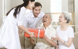 Chuyến du lịch nước ngoài dành tặng bố mẹ chồng
