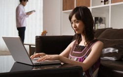 Thấy chồng vào khách sạn, vợ vẫn cười tươi