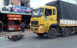 Hai vợ chồng bị xe tải kéo lê gần 20m rơi vào tình trạng nguy kịch