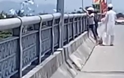 Bức xúc cảnh 2 nữ, 1 nam quăng lượng lớn vàng mã xuống sông Hương