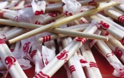 Bắt quả tang một cơ sở dùng hóa chất không rõ nguồn gốc sản xuất đũa 