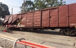 Hà Nội: 7 toa tàu hỏa bị trật khỏi đường ray