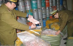 Điện Biên: Tiêu hủy gần 100kg nội tạng dê bốc mùi không rõ nguồn gốc xuất xứ