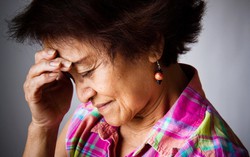 Có thể phát hiện triệu chứng bệnh Alzheimer qua khám mắt