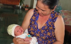 Hốt hoảng thấy trẻ còn nhau thai vứt bên đường