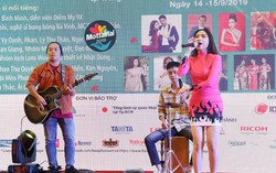 Ca sĩ Nhật Thanh nhiệt tình hát và đấu giá mua đồ tại Mottainai 2019