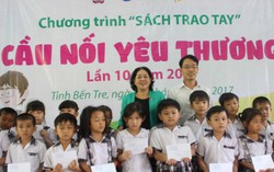 Sách giáo khoa tới tay trẻ em xã nghèo ở Bến Tre