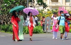 Đường hoa Nguyễn Huệ hóa sàn catwalk áo dài Tết