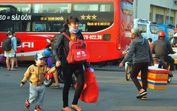 Đủ mọi cung bậc cảm xúc trong dòng người dắt díu nhau về quê ăn Tết