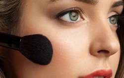 Nếu không muốn già đi chục tuổi, đừng phạm lỗi này khi trang điểm