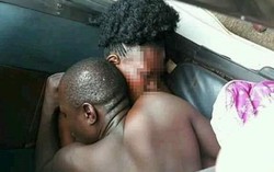 Bị mắc kẹt khi 'yêu', cặp đôi ngoại tình phải cầu cứu bác sĩ