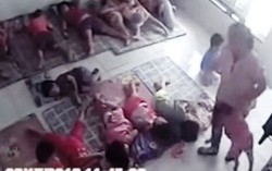 Cô giáo 'vứt' trẻ ngủ trưa như ném đồ