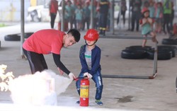Học sinh miệt mài học thoát hiểm trong mưa