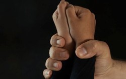 Mẹ chết lặng khi thấy gã hàng xóm xâm hại tình dục con gái tại nhà