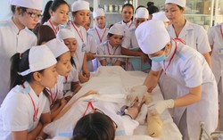 Nhân viên y tế hoang mang vì 'khai tử trung cấp'