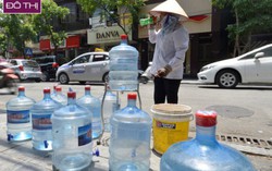 Người Hà Nội vật lộn với nắng nóng thiêu đốt đầu mùa