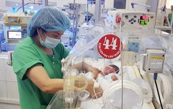 Người mẹ ung thư trào nước mắt khi lần đầu xem ảnh bé Bình An, mong được ôm con