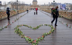 Đấu giá "khóa tình yêu" ở Paris giúp người tị nạn