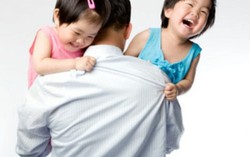 Nhắc con gái chốt cửa phòng khi mẹ vắng nhà