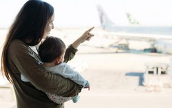Những bí kíp hay cần biết khi đi máy bay cùng em bé