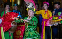Du khách TPHCM thích thú xem chầu văn và múa bóng rỗi