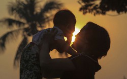 Quan tâm chăm sóc mẹ và bé để tránh trầm cảm sau sinh