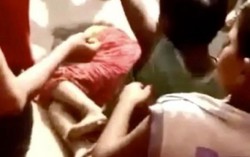 Sốc: 1 phụ nữ bị 25 đàn ông đánh dã man bằng gậy to