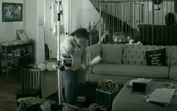 Cha mẹ sửng sốt chứng kiến cảnh con khuyết tật bị vú em bạo hành