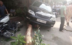 Xe Camry húc văng hàng loạt xe máy, cuốn 1 thiếu nữ vào gầm