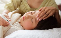 Hai con nhỏ ốm, mẹ được hưởng chế độ con ốm đau bao nhiêu ngày?