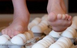 Cùng con làm thí nghiệm 'dẫm lên trứng không vỡ'