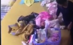 Xem clip mà rùng mình với cảnh giúp việc bạo hành bé 1 tháng tuổi