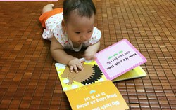 Mẹ và con cùng “đánh vật” với sách