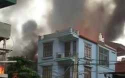 Hỏa hoạn thiêu rụi xưởng nội thất trong 10 phút