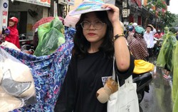 Sĩ tử Hà Nội dùng atlat đội mưa rời phòng thi