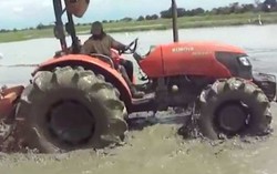Đạp nhầm ga máy cày, tính mạng bị đe doạ