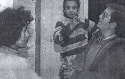 Sự thật đau lòng về người phụ nữ cả tuổi thơ sống trong lồng gà