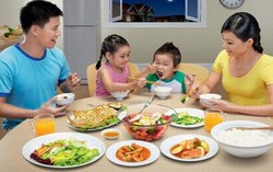 Để trẻ ăn đúng giờ, ngủ đúng giấc trong ngày Tết