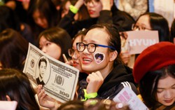 Fans nữ “phát cuồng” khi nhóm nhạc Hàn Quốc NCT 127 đến Việt Nam